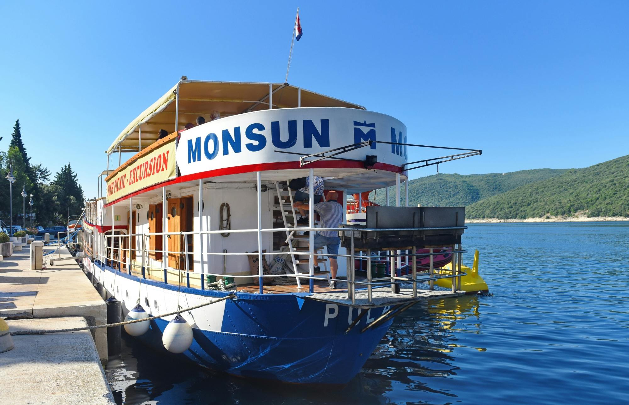 Cres Island boat trip with barbecue lunch and swim stop