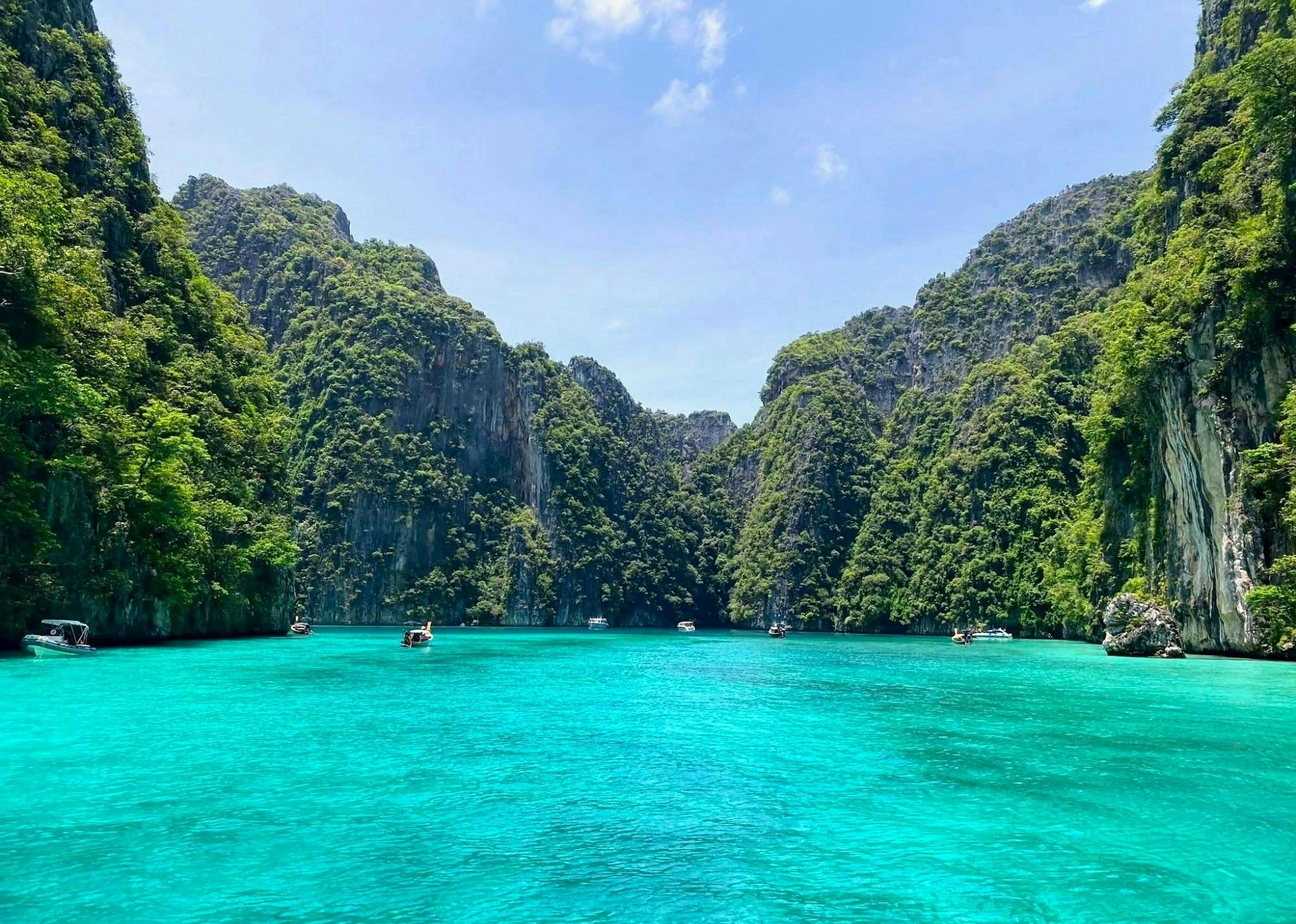 Amanecer en la cala Phi Phi en barco de cola larga desde Krabi
