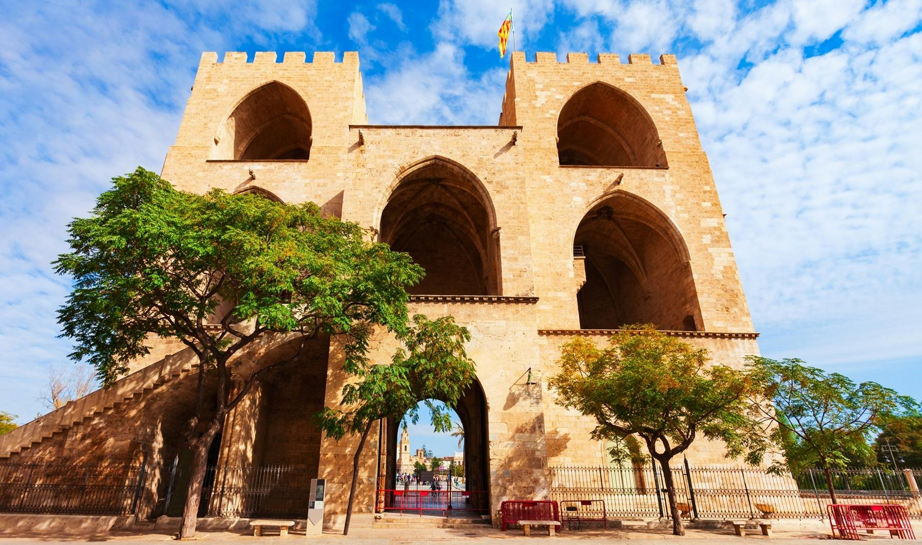 Wycieczka z przewodnikiem po Serranos Towers z wejściem bez kolejki