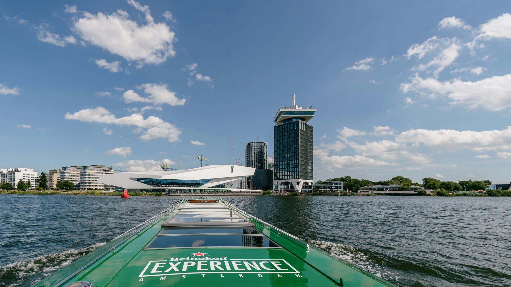Cruzeiro único no canal do barco Heineken em Amesterdão com guia ao vivo