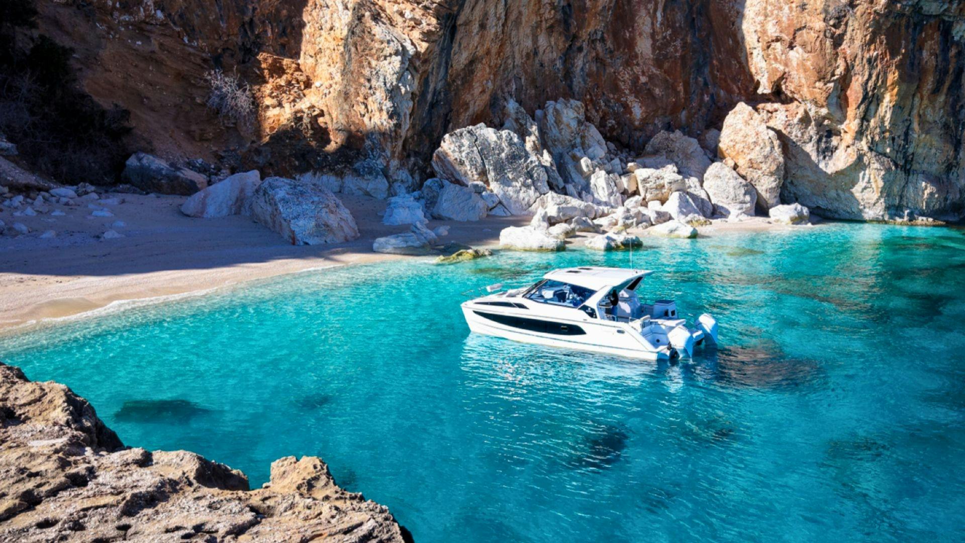 Passeio de catamarã no Golfo de Orosei a partir de Cala Gonone