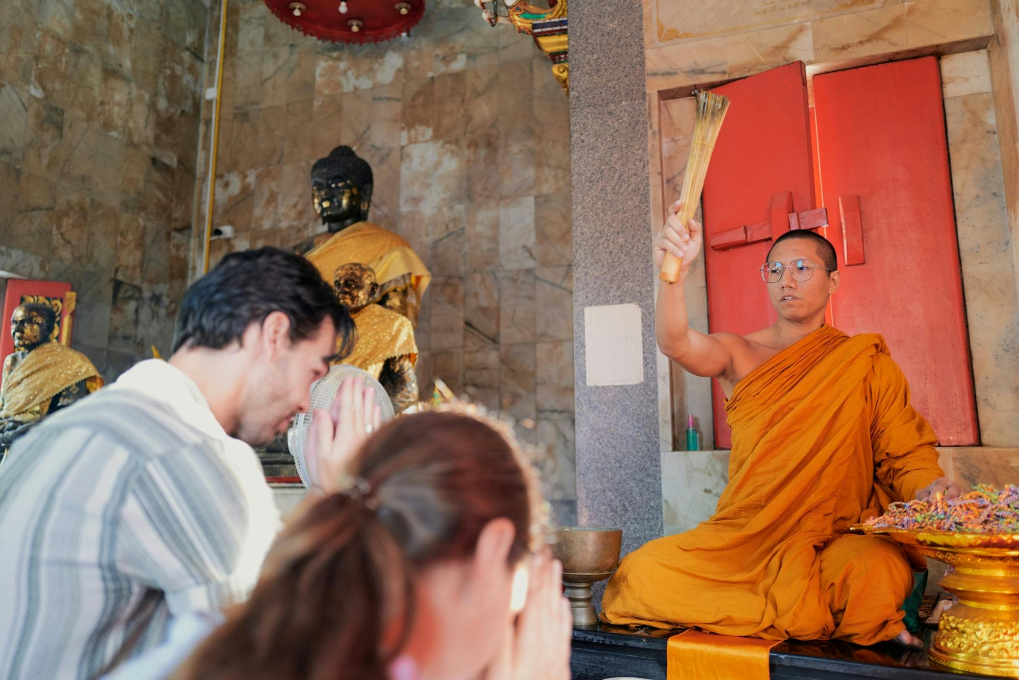 Booking.com - Ganztägige Khao Lak Highlights Tour mit buddhistischer Tempelsegnung