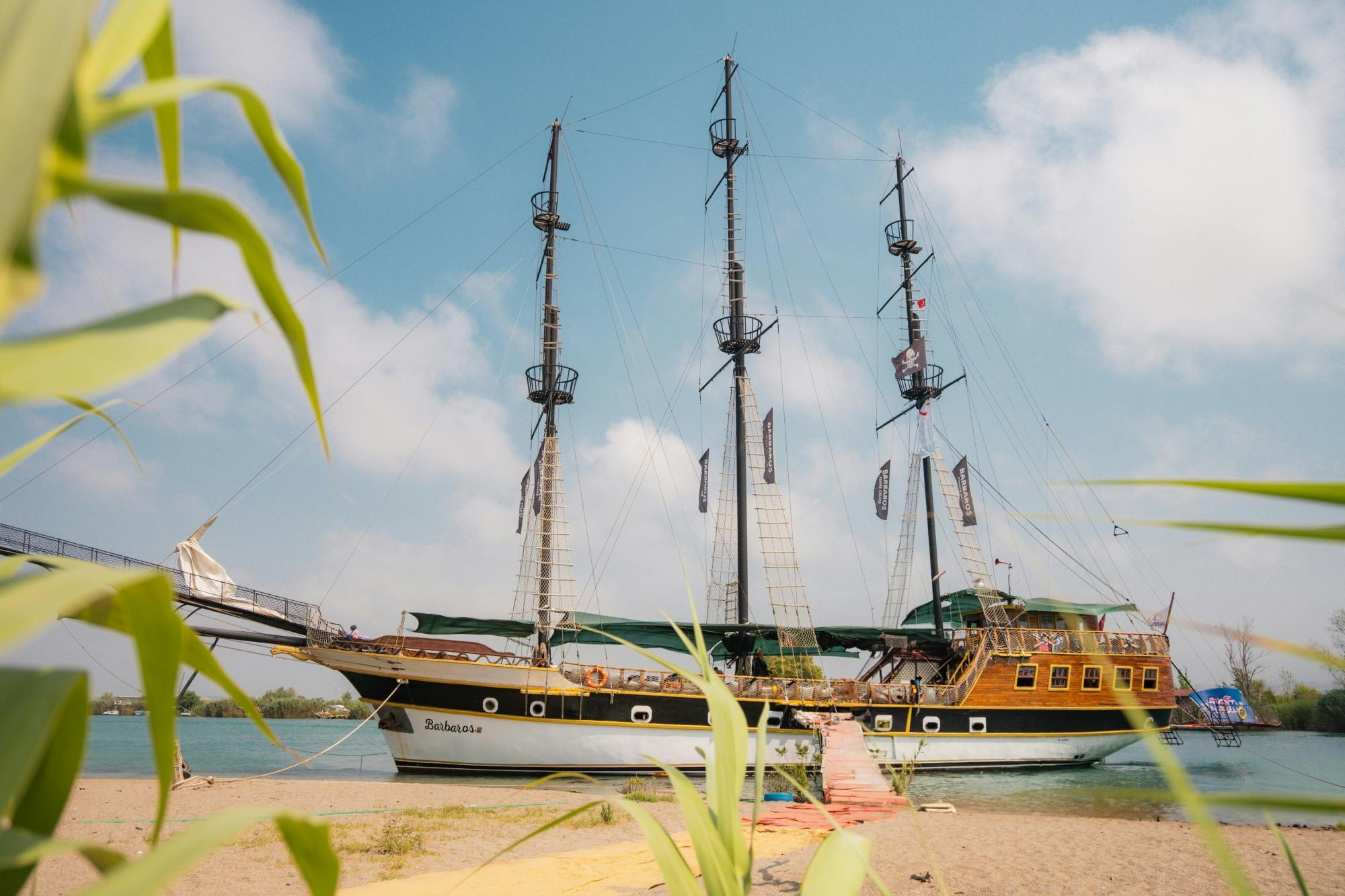 Piraten-Bootsfahrt auf dem Manavgat-Fluss mit Badepausen für Gäste in Belek