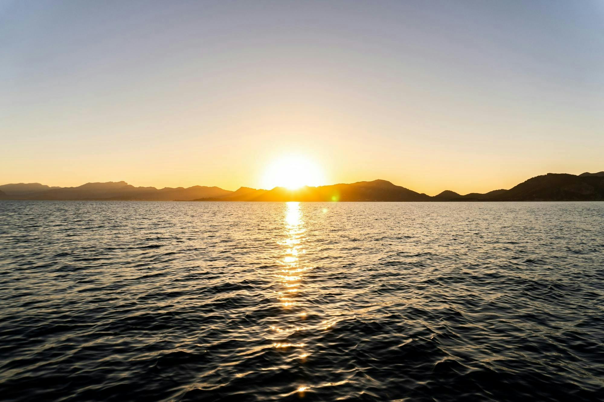 Tour in barca al tramonto lungo la costa mediterranea