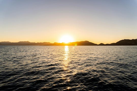 Tour in barca al tramonto lungo la costa mediterranea