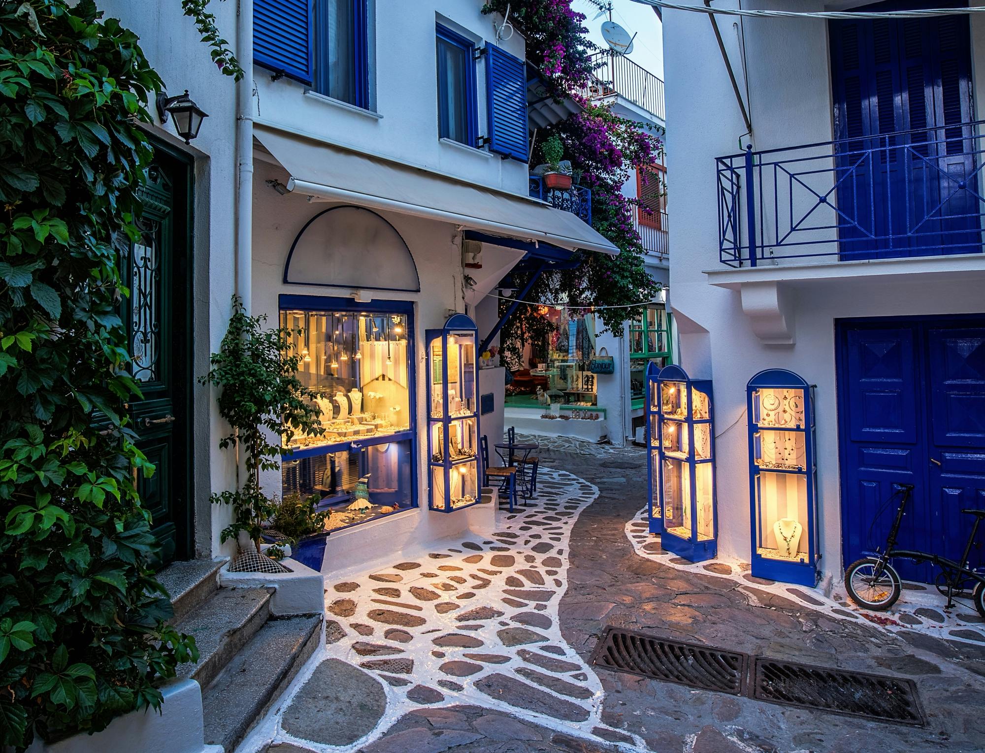 Skiathos town evening tour with local liqueur tasting