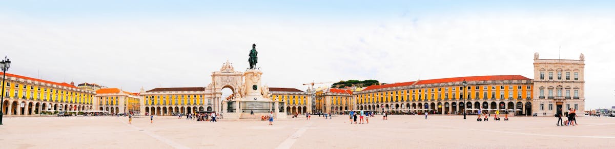 Kaartjes voor een hop-on-hop-off-bustour langs de belangrijkste boulevards en de historische wijk van Lissabon