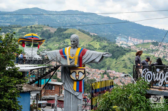 Full-day guided tour in Medellin and Comuna 13 with lunch