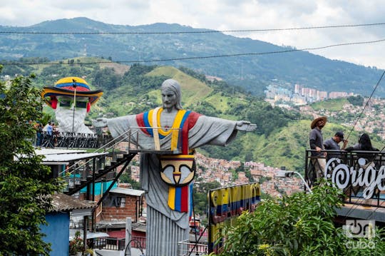 Visita guiada de día completo por Medellín y la Comuna 13 con almuerzo