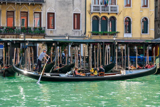 Privat gondoltur i Venedig uden for den slagne vej