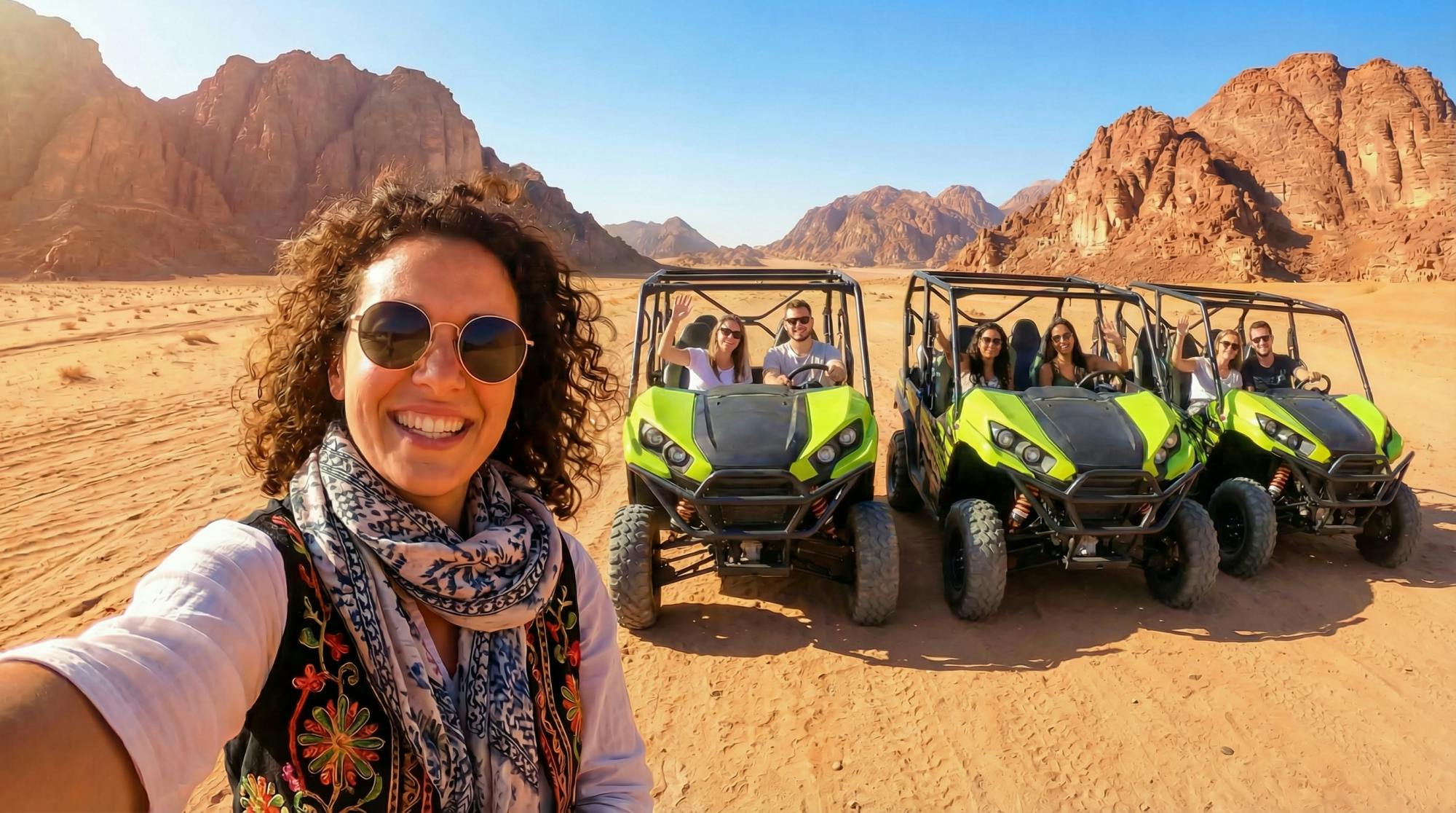 Experiencia nocturna en buggy de arena con cena y espectáculo en el desierto de Hurghada