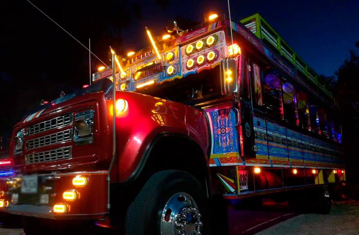 Experiencia gastronómica y festiva en Chiva Rumbera