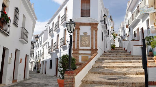 Excursión de día completo a Nerja y Frigiliana desde Málaga con cata de vinos