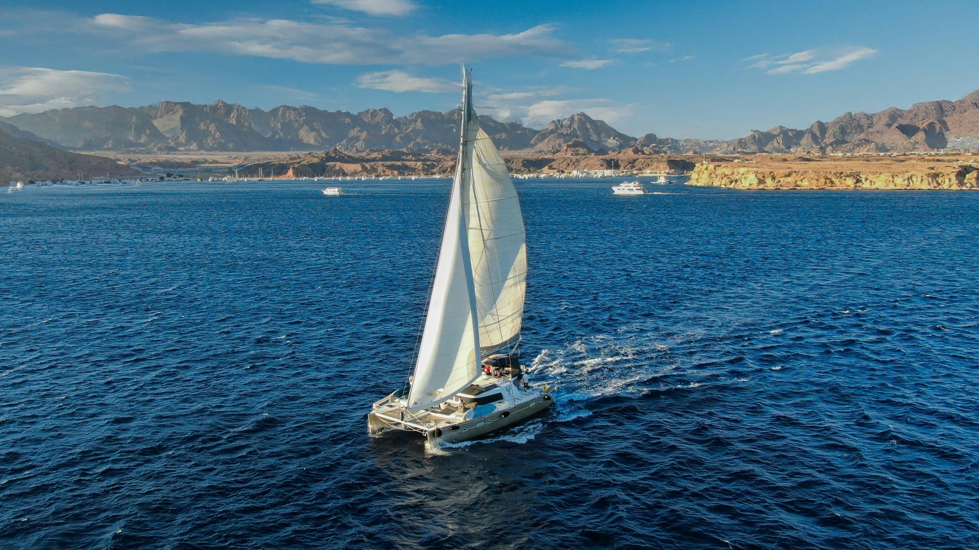 Cruzeiro privado num iate de luxo ao pôr do sol a partir de Sharm El Sheikh