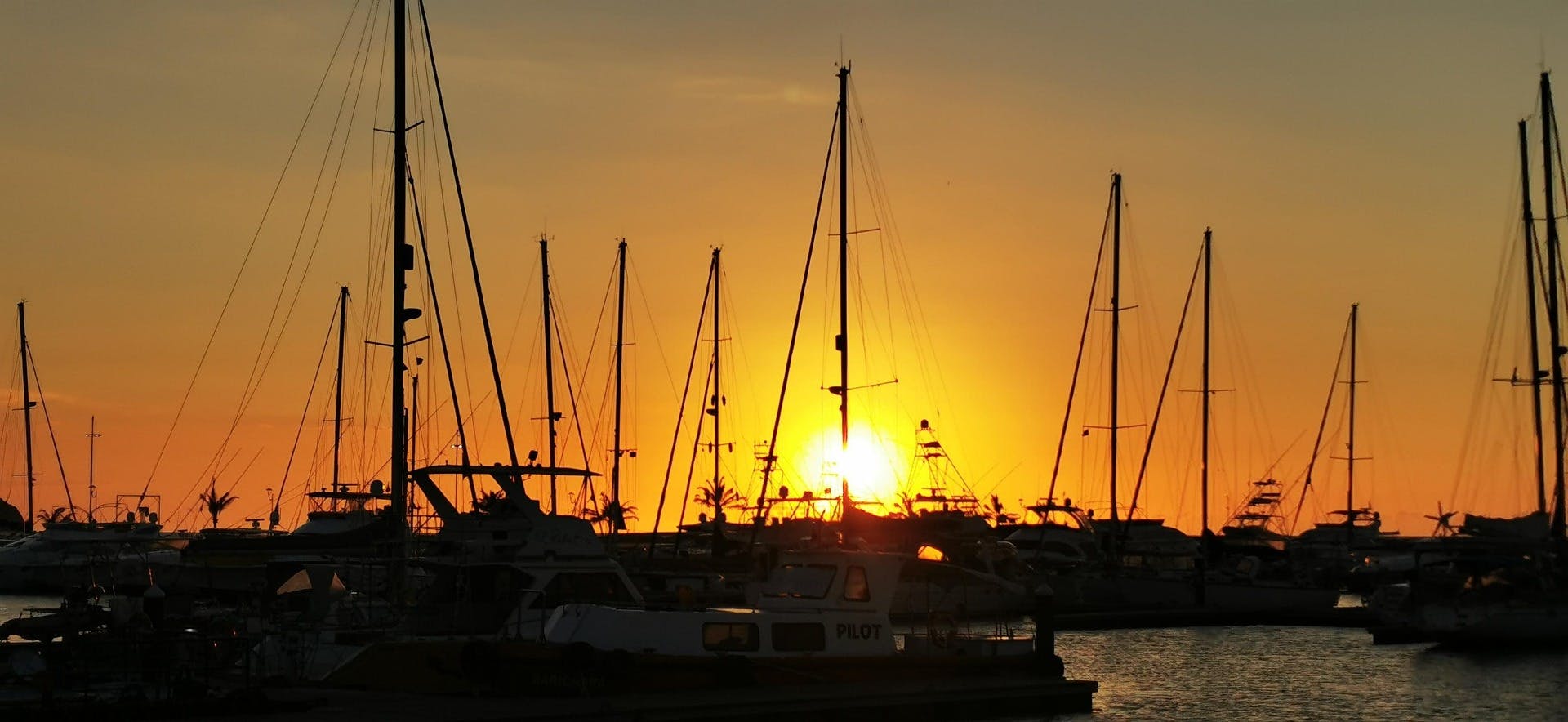 Cruzeiro ao pôr do sol na Baía de Santa Marta com bebidas regionais, serpentinas e música