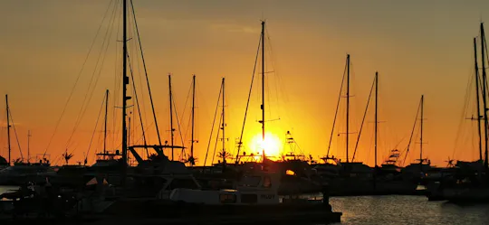 Sunset cruise in Santa Marta Bay with regional drinks, snaks and music