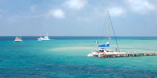 Crociera in catamarano di un'intera giornata a Isla Mujeres con partenza da Playa del Carmen