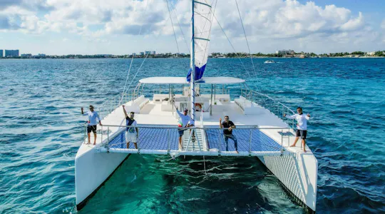 Crociera in catamarano di un'intera giornata a Isla Mujeres con partenza da Puerto Morelos