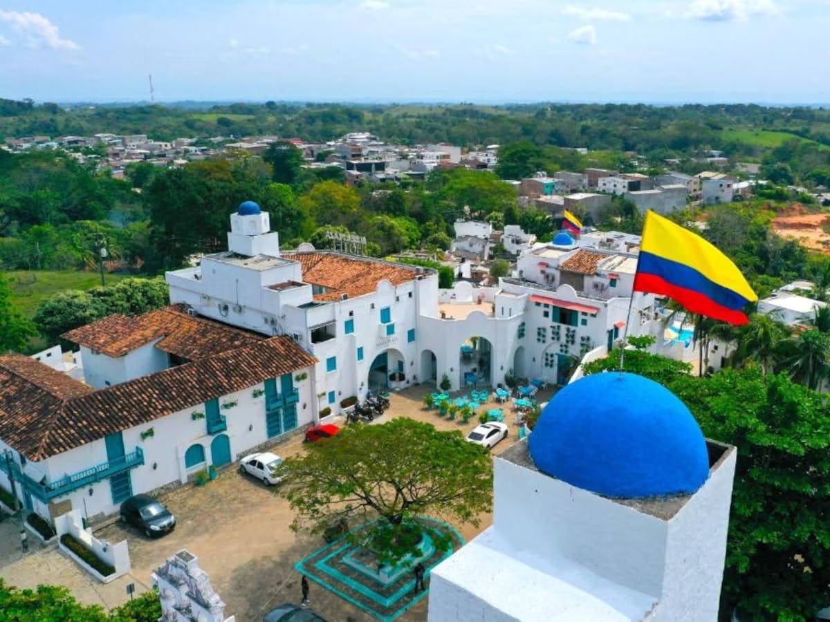 Santorini Colombiano y Hacienda Nápoles entradas y visita guiada