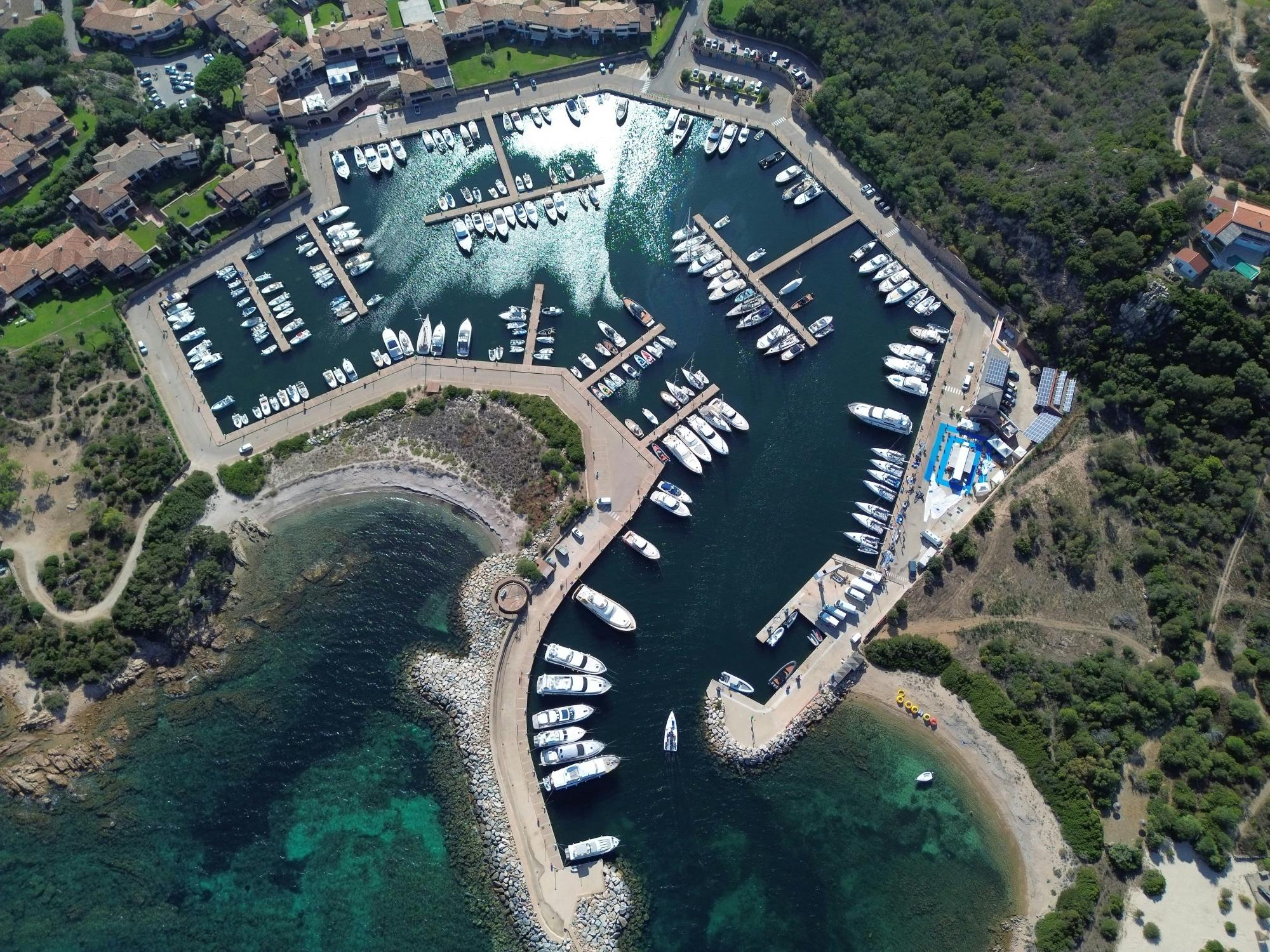 Snorkeling at sunset with aperitif