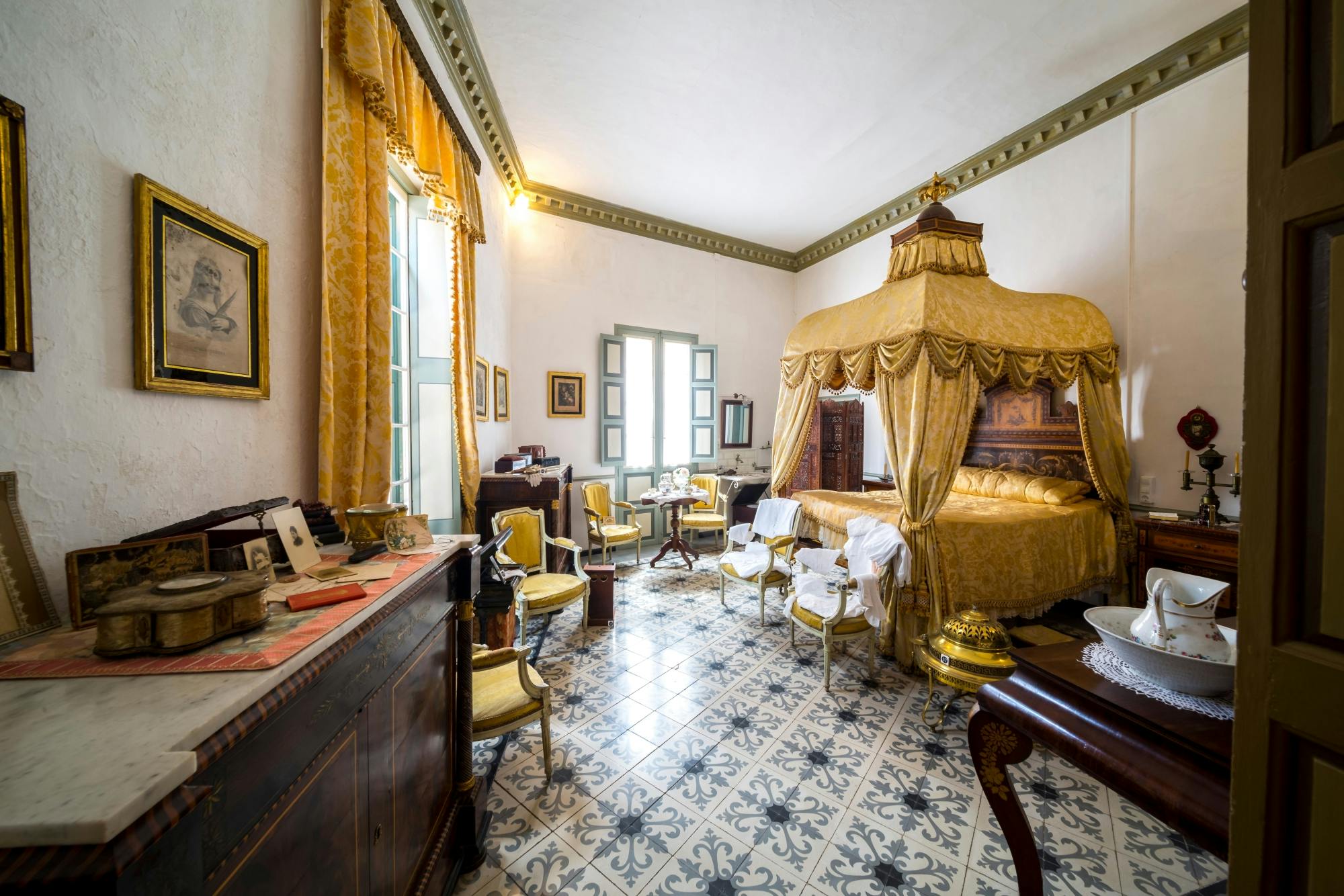 Ciutadella walking tour with shopping, El Toro visit and Casa Olivar