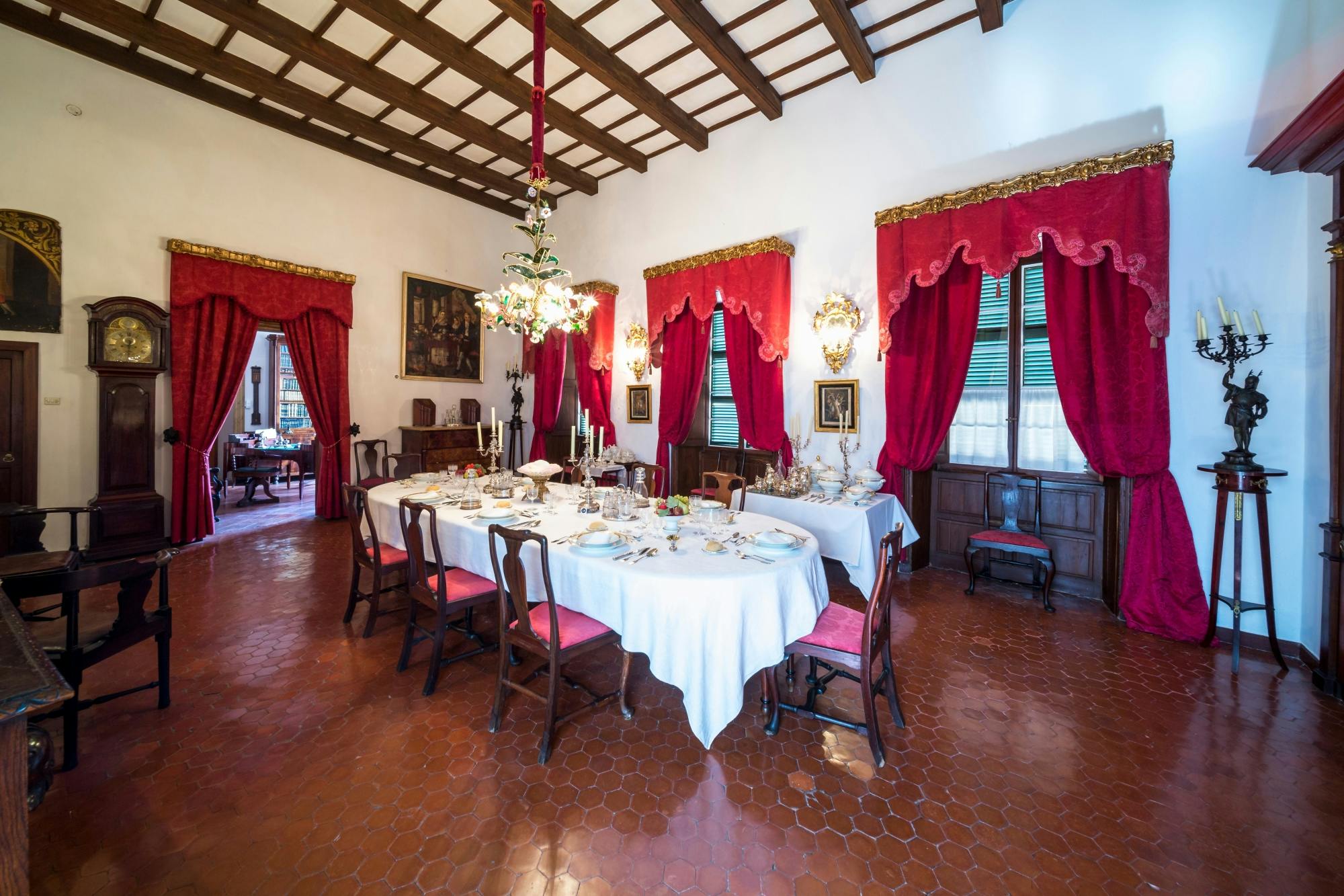 Ciutadella walking tour with shopping, El Toro visit and Casa Olivar