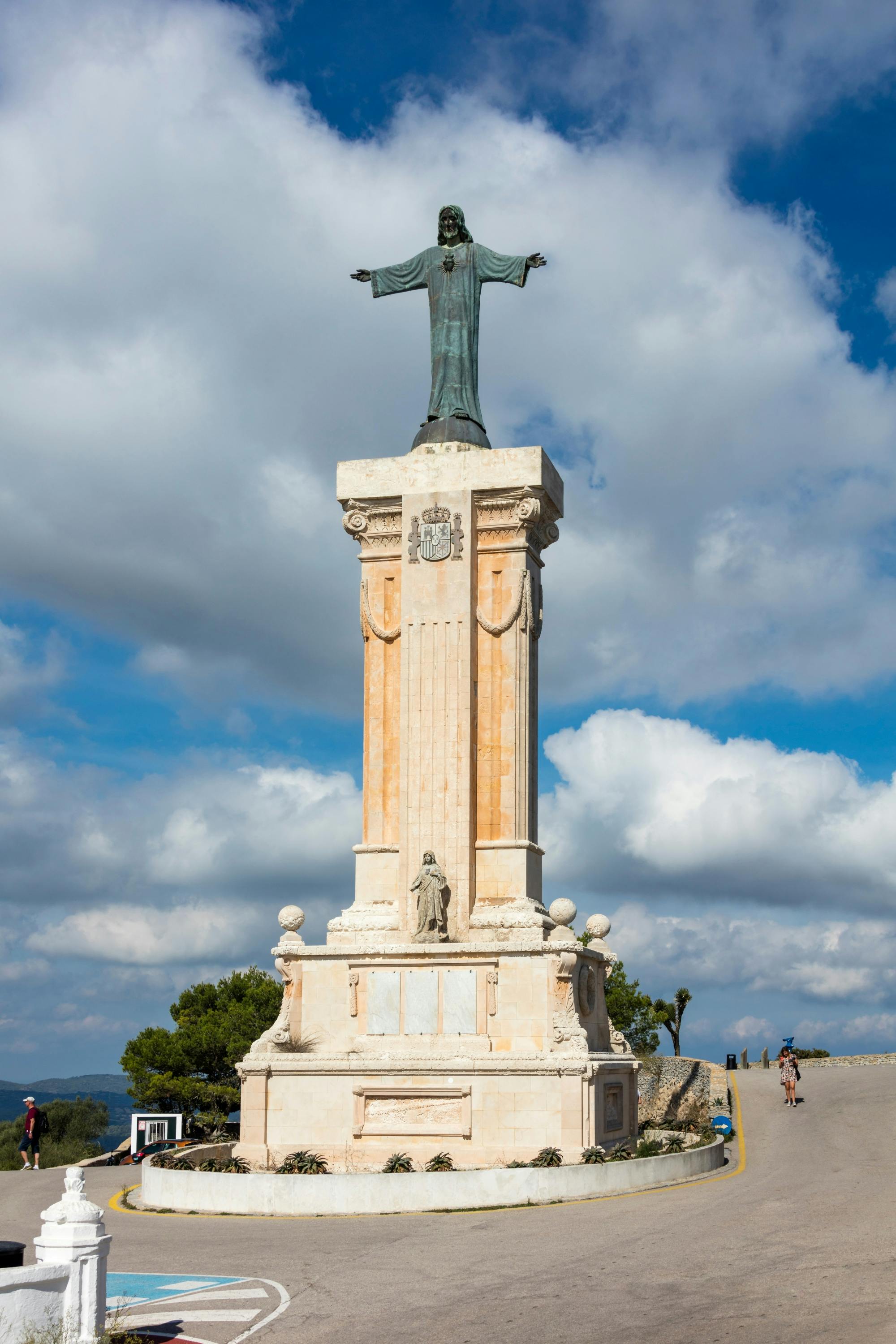 Ciutadella walking tour with shopping, El Toro visit and Casa Olivar