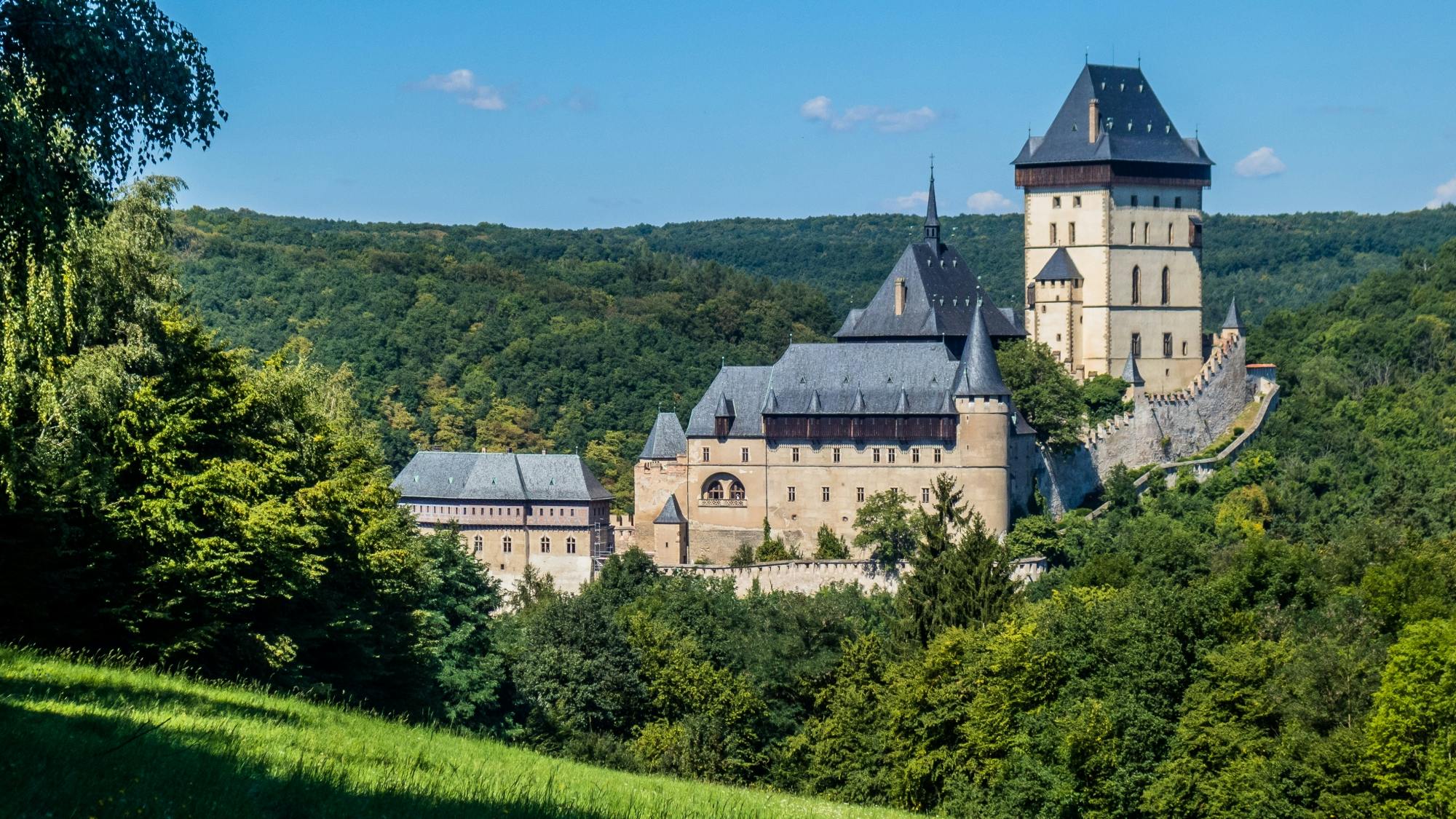 Entrada y visita guiada al castillo de Karlštejn en Praga