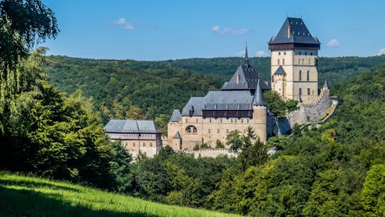 Bilhete de entrada e visita guiada ao Castelo de Karlštejn em Praga