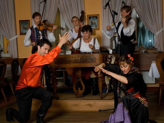 Soirée folklorique à Prague avec dîner et musique live dans une cave à vin