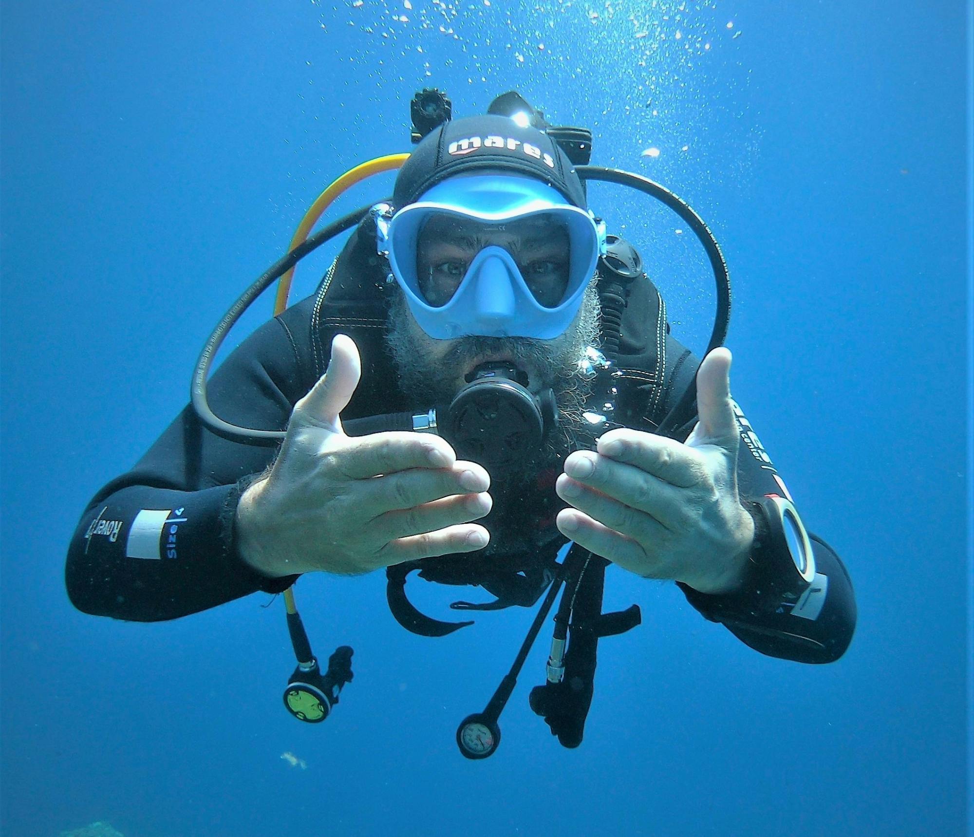 Introduction to scuba diving lesson at Isola Ruja