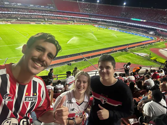 Experiência de jogo de futebol em São Paulo com guia local