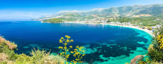 Croisière en Himare le long des plages et des grottes avec arrêts pour la plongée en apnée.