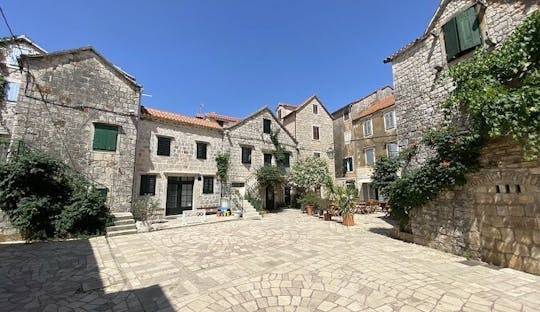 Visita a una granja del patrimonio dálmata con taller de cerámica y mezze