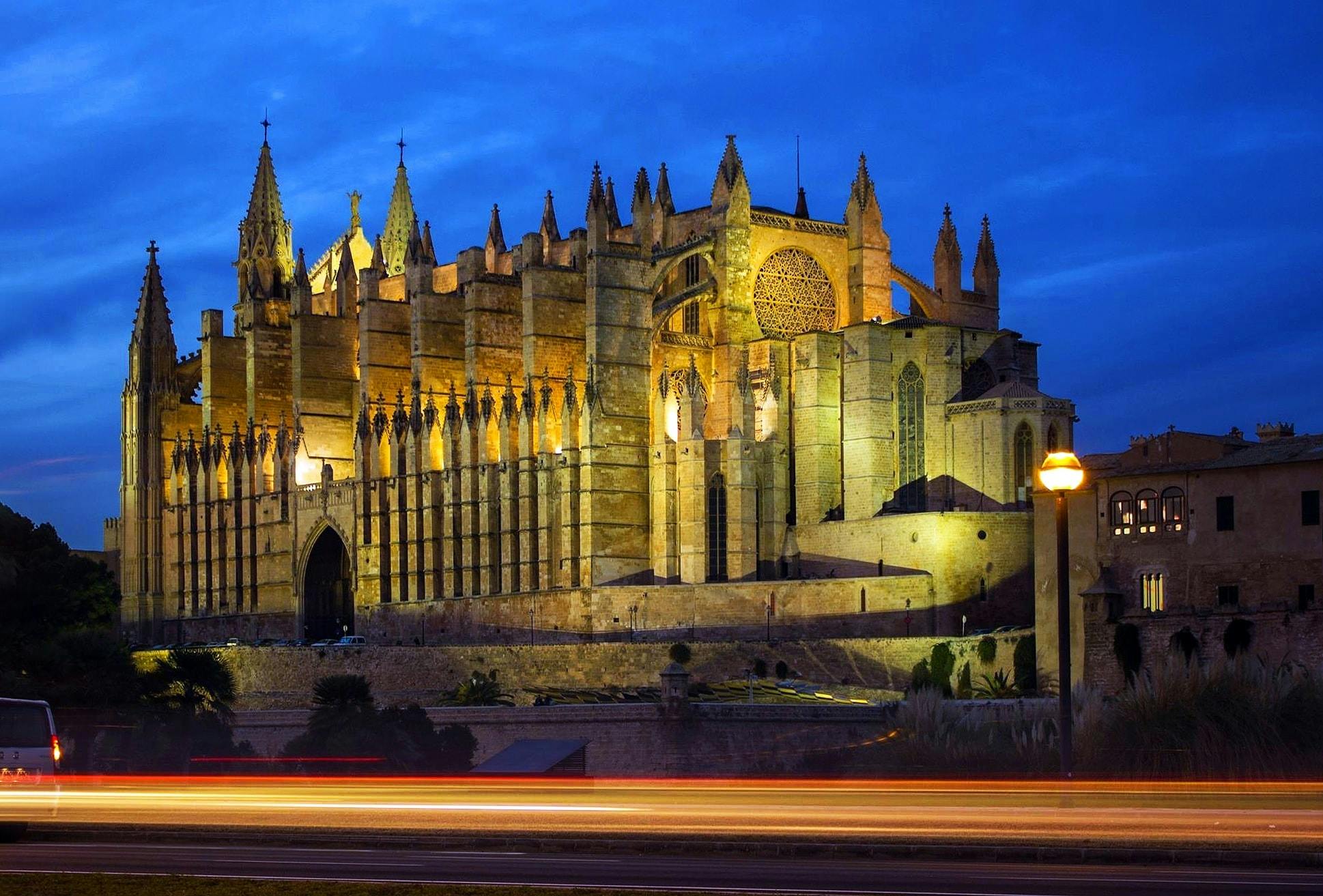 Palma om aftenen med valgfri guidet udflugt, tapas eller audiovisuel oplevelse