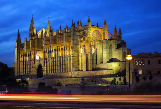 Palma om aftenen med valgfri guidet udflugt, tapas eller audiovisuel oplevelse