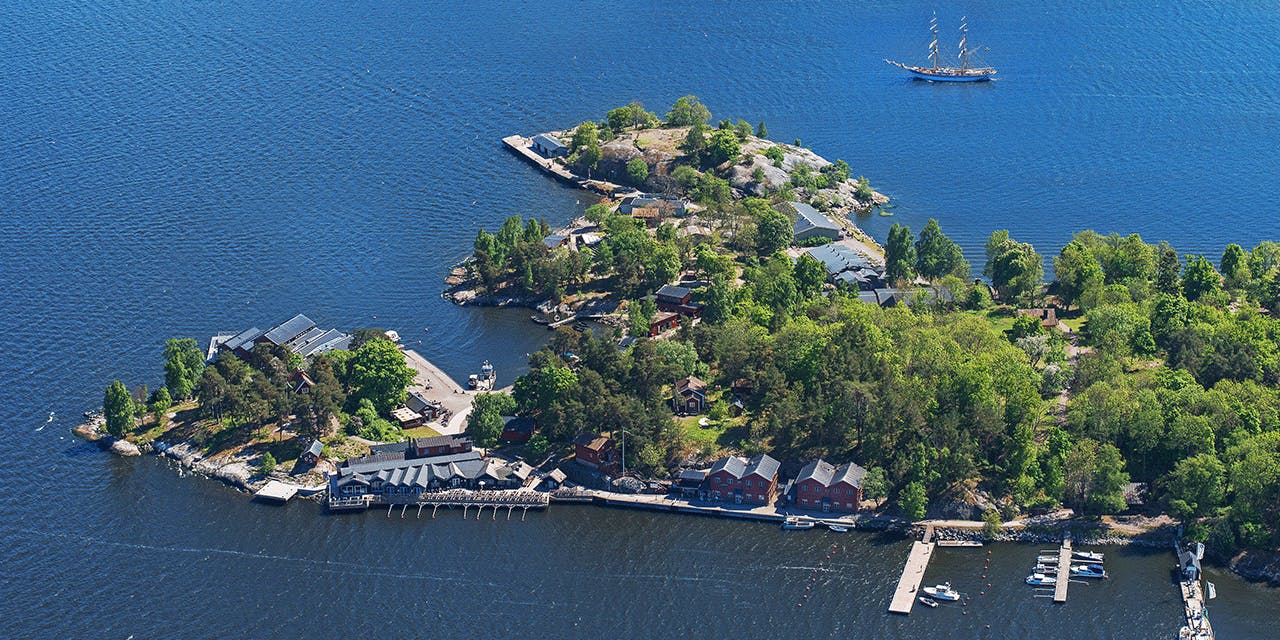 Passeio de barco de 105 minutos pelo arquipélago de Estocolmo com guia