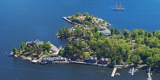 Excursión de 105 minutos en barco con guía por el archipiélago de Estocolmo