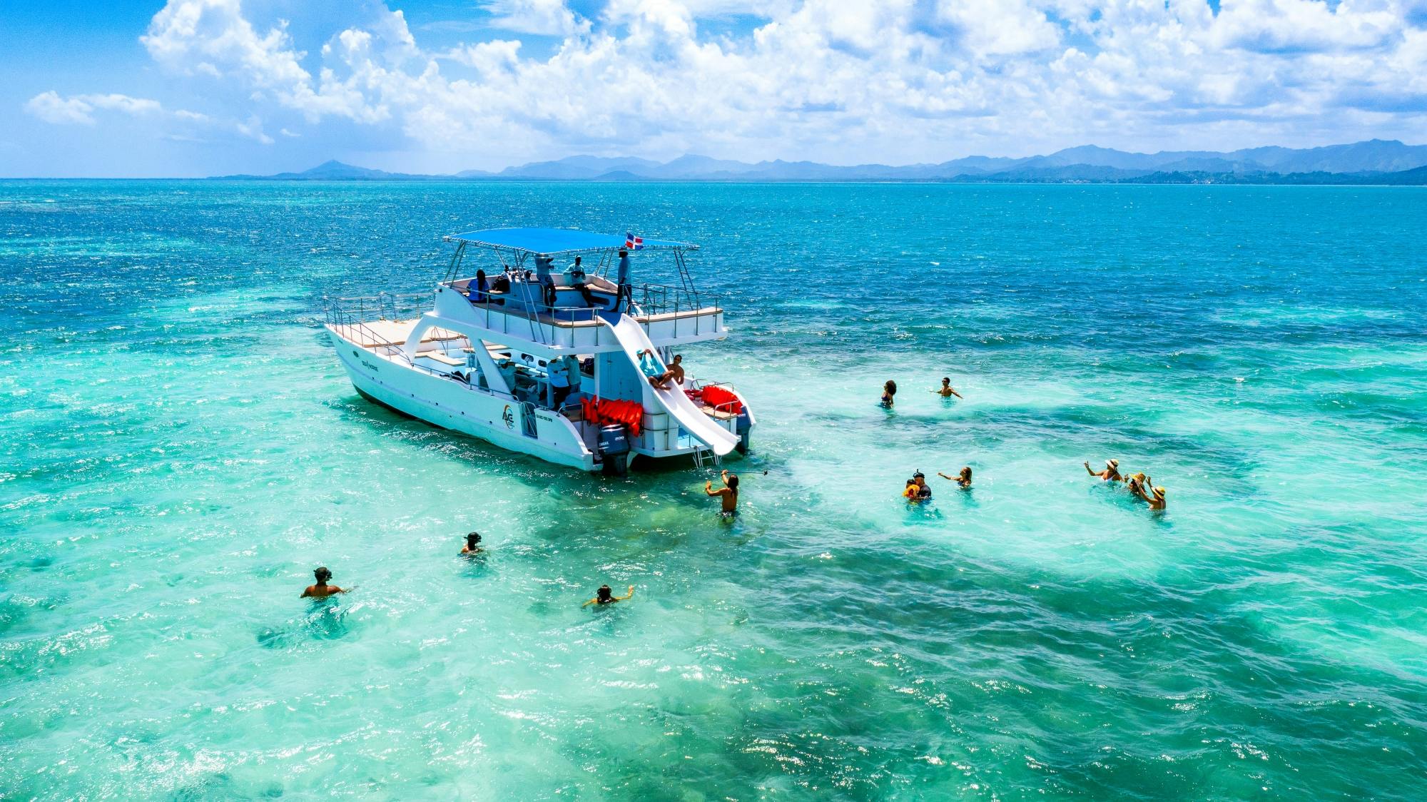 Media Luna half-day catamaran tour