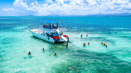Media Luna half-day catamaran tour