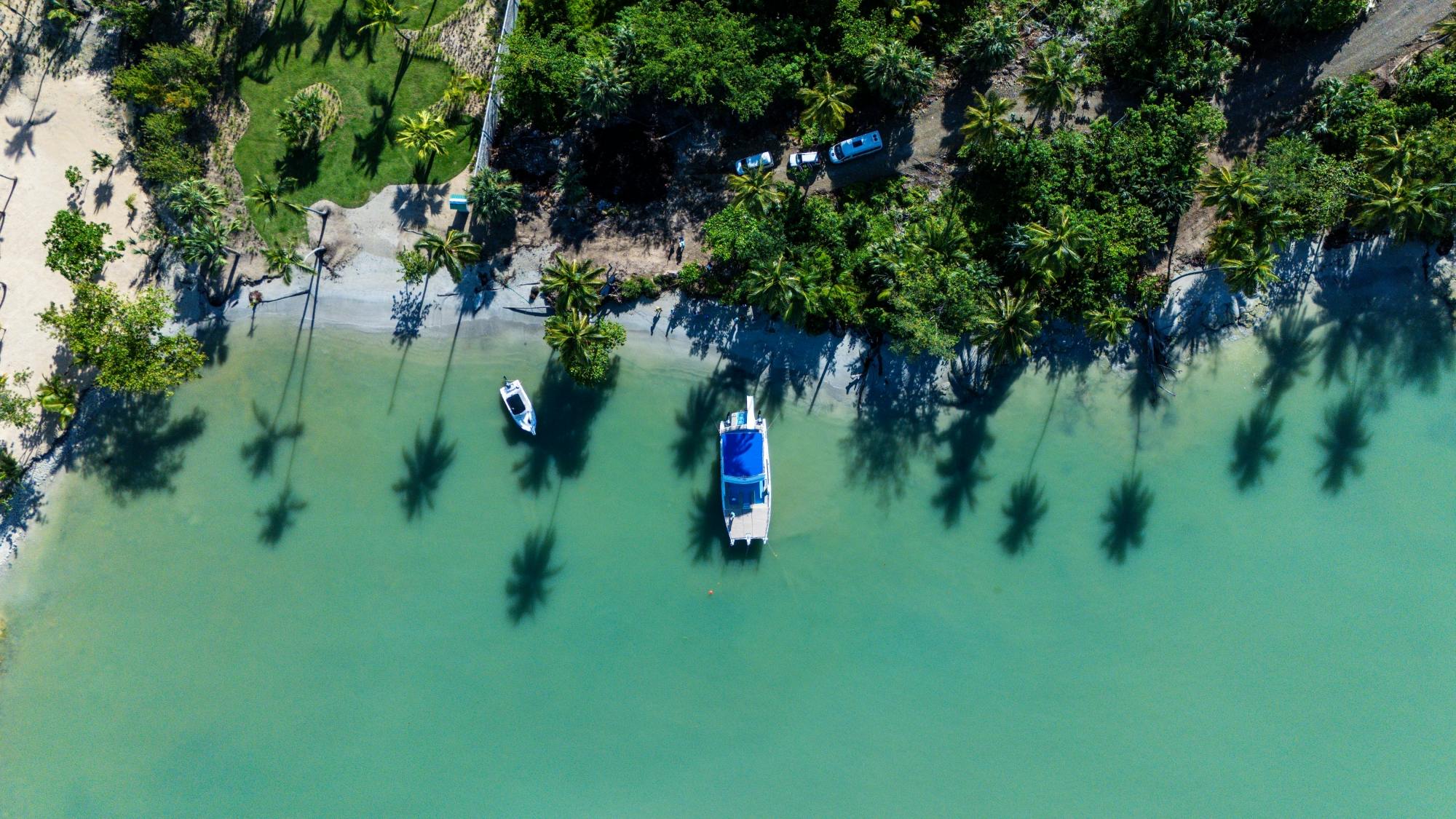 Media Luna half-day catamaran tour