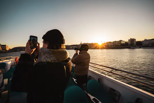 Passeio de barco ao pôr-do-sol com bebida e audioguia em Budapeste