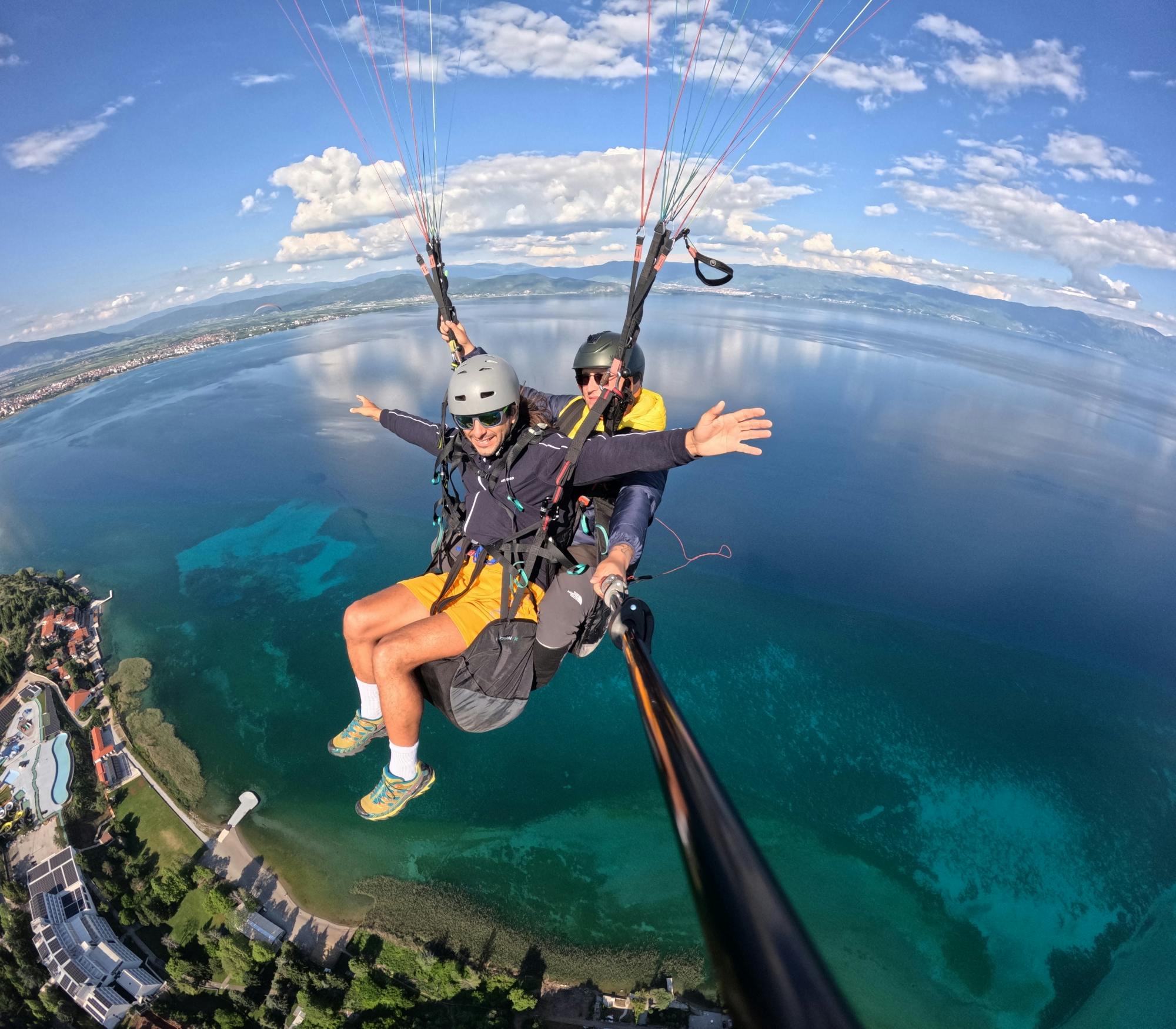 Parapente tandem sobre o lago Ohrid com sessão de paddleboard
