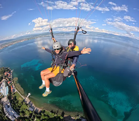 Parapente biplaza sobre el lago Ohrid con sesión de paddleboard
