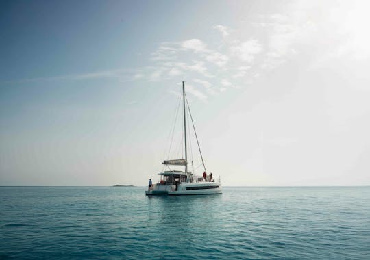 Rejs katamaranem na Costa Smeralda z postojami na kąpiel i lunchem