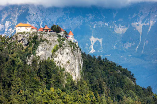 Summer tour of Slovenia’s Lake Bled with castle and boat ride