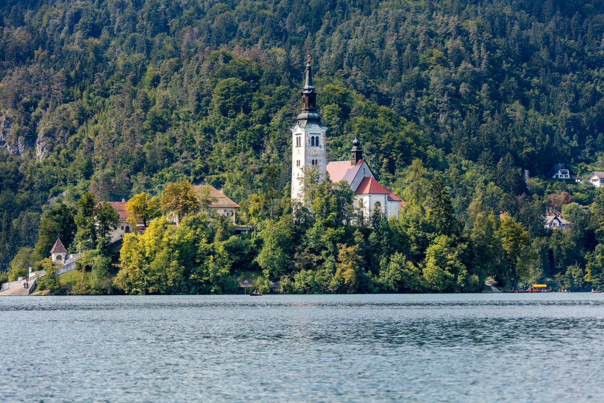Summer tour of Slovenia’s Lake Bled with castle and boat ride