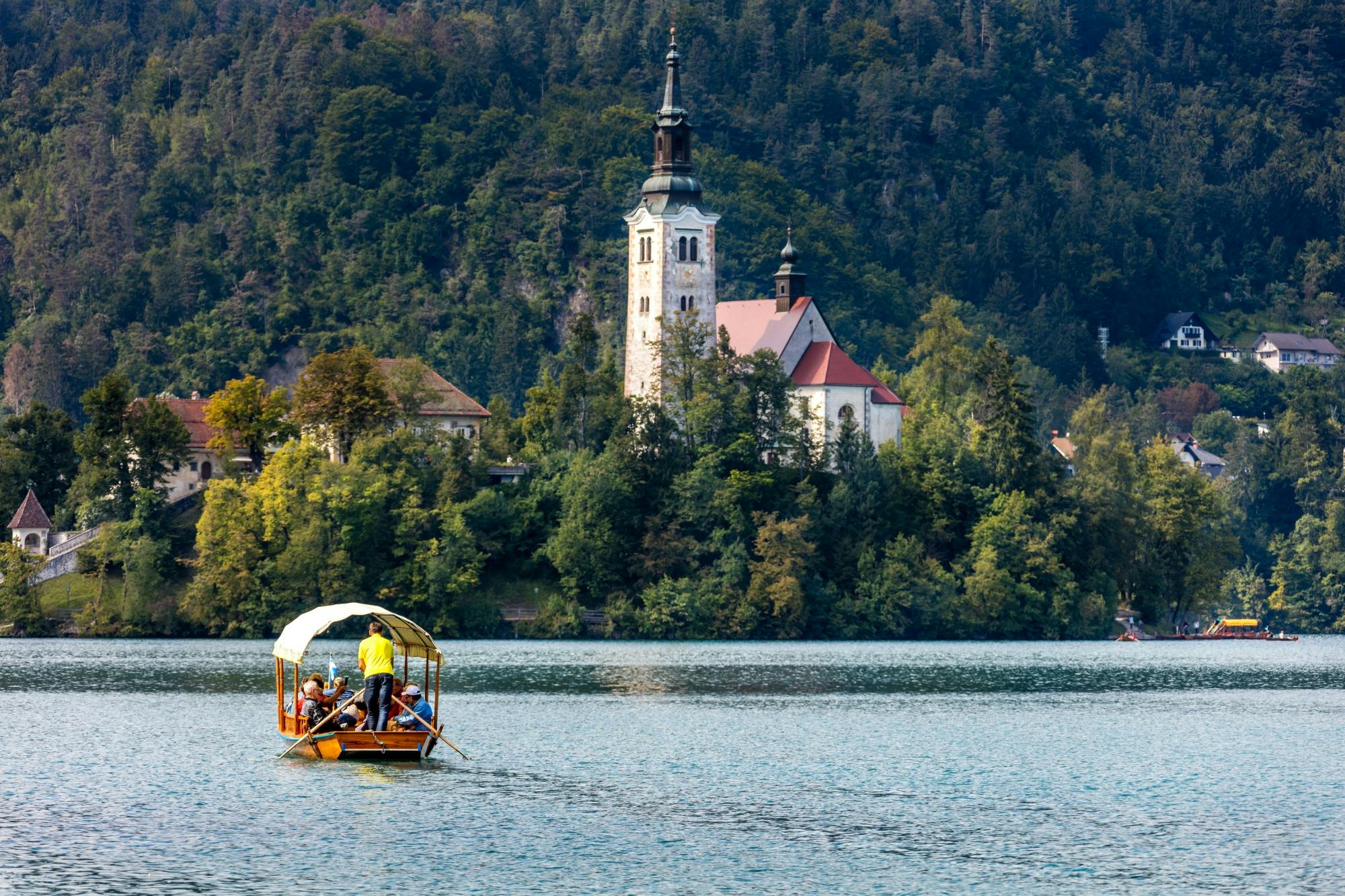 Summer tour of Slovenia’s Lake Bled with castle and boat ride