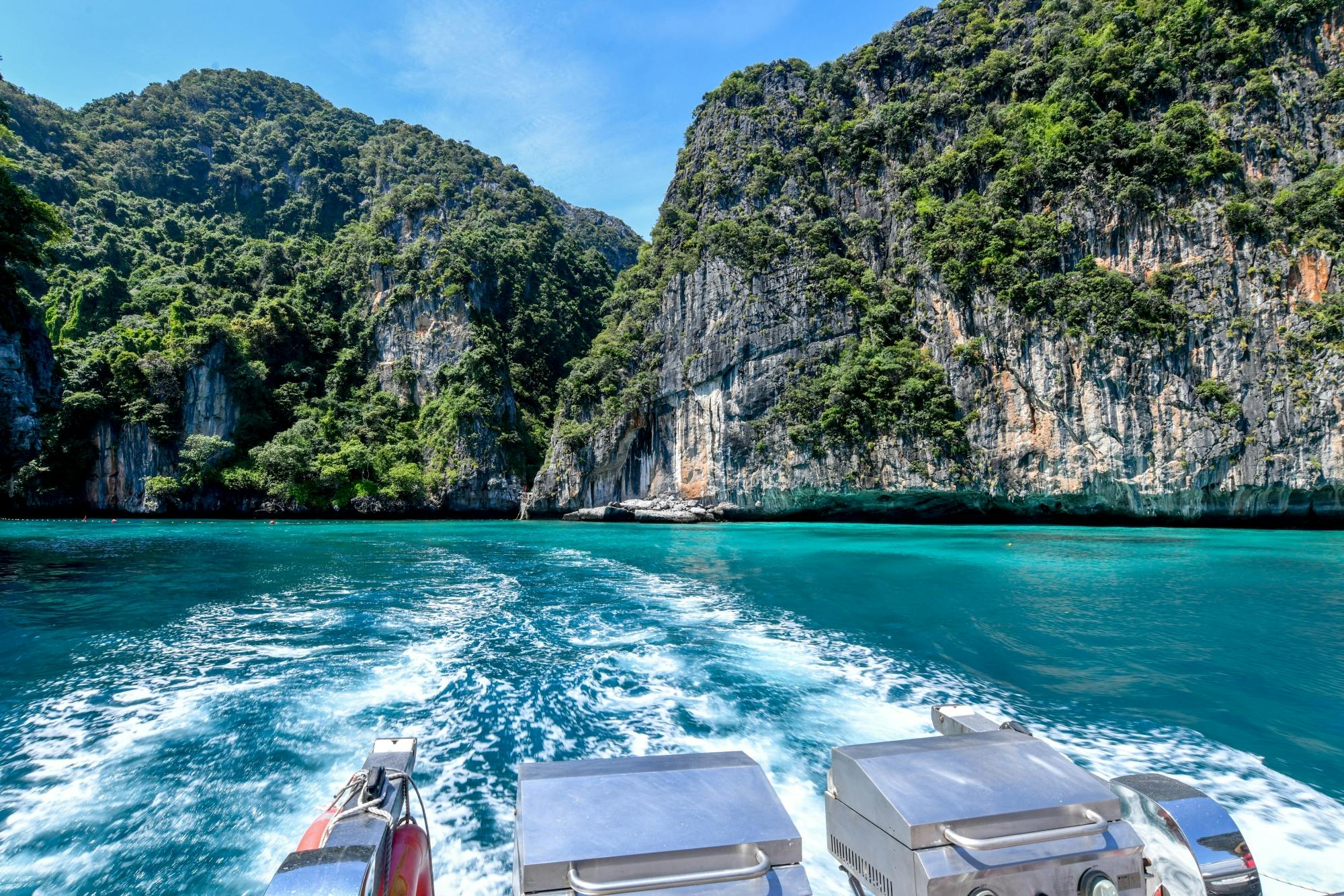 Les îles Phi Phi et Bamboo en catamaran power départ matinal de Khaolak