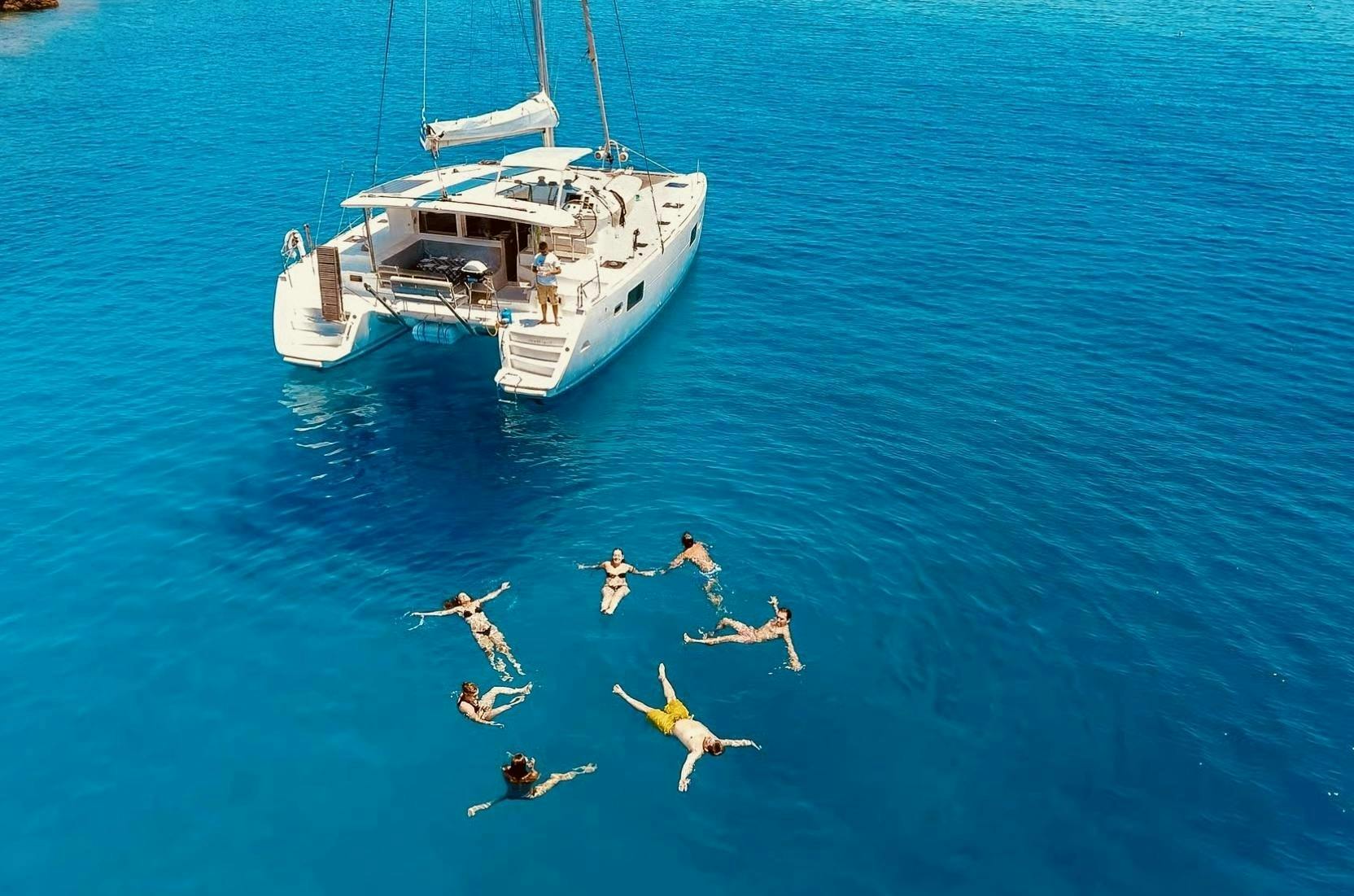 Crociera in catamarano all-inclusive a Kolymbia con pranzo e bevande